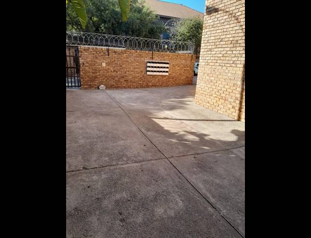 2 BEDROOM APARTMENT FOR SALE IN KEMPTON PARK CENTRAL